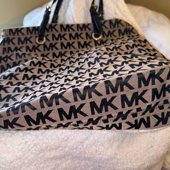 Michael Kors cloth MK signature design tote like new - Picture 3 of 5
